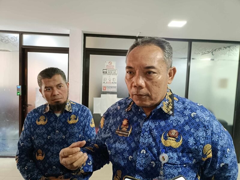 Plh Sekretaris Daerah Kota Pekanbaru, Ingot Ahmad Hutasuhut di dampingi Plt Kepala Diskominfotiksan Muhammad Syuhud 