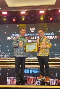 Pemko Pekanbaru Melalui Dinas Kesehatan Terima Penghargaan UHC Award 2026 Kategori Madya