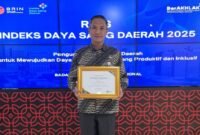 Walikota Pekanbaru, Agung Nugroho diwakili Kepala Balitbang Pekanbaru, Alek Kurniawan, menerima penghargaan di Jakarta, Selasa (24/2/2026).