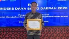 Walikota Pekanbaru, Agung Nugroho diwakili Kepala Balitbang Pekanbaru, Alek Kurniawan, menerima penghargaan di Jakarta, Selasa (24/2/2026).