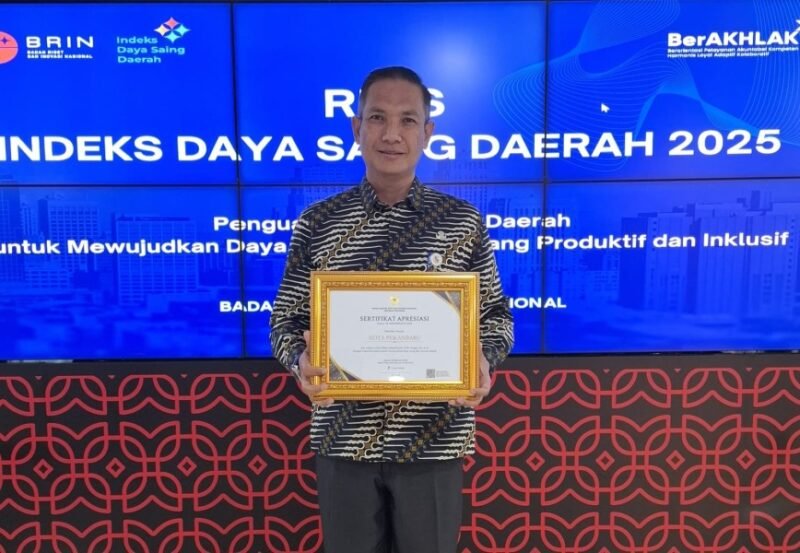 Walikota Pekanbaru, Agung Nugroho diwakili Kepala Balitbang Pekanbaru, Alek Kurniawan, menerima penghargaan di Jakarta, Selasa (24/2/2026).