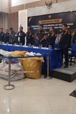 Lewat Operasi Jaring Sriwijaya, Tim Gabungan Bea Cukai Sita 427 Koli Pakaian Bekas Ilegal, 5 Awak Jadi Tersangka