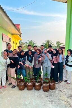 Mahasiswa KKN Universitas Muhammadiyah Riau ( UMRI ) Kelompok 2 Gelar Program Peduli Lingkungan melalui Penghijauan di Kecamatan Tuah Madani Kelurahan Air Putih Kota Pekanbaru